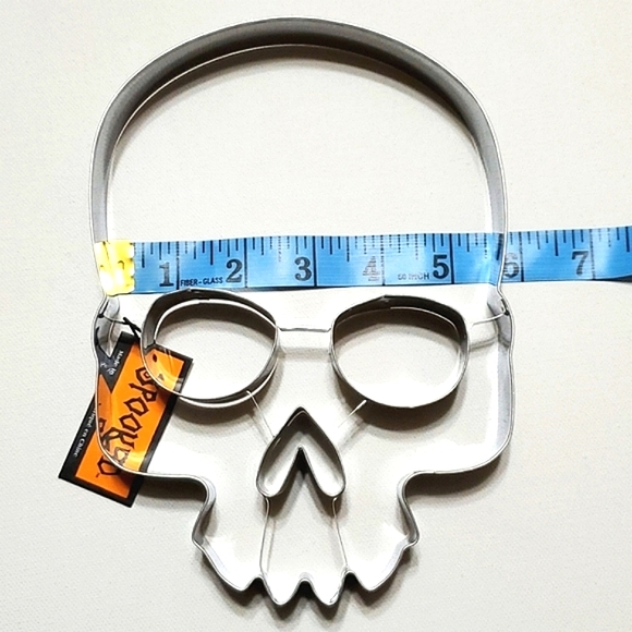 Gaint Skull Cookie Cutter 8' inches - Picture 4 of 14